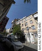 Vano Sarajishvili Street. The lower part. Tbilisi. Georgia. 03.09.23 (2023 год). Редакционное фото, фотограф Ярославский Максим / Фотобанк Лори