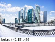 Небоскребы Москва-Сити и мост Багратион, Москва-река, Москва (2024 год). Стоковое фото, фотограф Baturina Yuliya / Фотобанк Лори