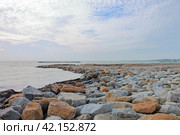Крым, Евпатория, курорт, Чёрное море, валуны, защитный мол (2024 год). Стоковое фото, фотограф Андрей Макаренко / Фотобанк Лори
