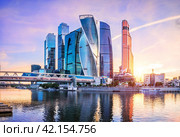 Небоскребы Москва-Сити и мост Багратион, Москва-река, Москва (2017 год). Редакционное фото, фотограф Baturina Yuliya / Фотобанк Лори