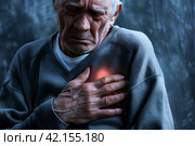 Пожилой человек держится за левую часть груди, сердечный приступ. Стоковое AI-изображение, AI-художник Щеголева Ольга / Фотобанк Лори