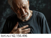 Пожилой человек прижал руку к груди, боль, спазм. Стоковое AI-изображение, AI-художник Щеголева Ольга / Фотобанк Лори