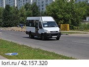 Маршрутное такси №620м на рейсе. Михеевская улица. Район Бирюлево Восточное. Москва (2014 год). Редакционное фото, фотограф lana1501 / Фотобанк Лори