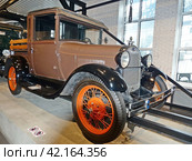 Автомобили марки "Ford" сходят с  конвейера. Копия автомобильного подвижного сборочного конвейера завода Форд. Музей автомобильной техники. Верхняя Пышма, Россия (2020 год). Редакционное фото, фотограф Сергей Елизарьев / Фотобанк Лори