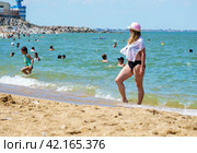 Каспийское море, пляж. Город Каспийск, Республика Дагестан (2023 год) Редакционное фото, фотограф Руслан Лесков / Фотобанк Лори