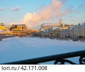 Winter view of Kadashevskaya Embankment along Vodootvodny Canal in Moscow. Стоковое фото, фотограф Яков Филимонов / Фотобанк Лори