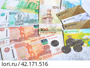 Наличные рубли и пластиковые банковские карты сбербанка крупным планом (2024 год). Редакционное фото, фотограф Яна Королёва / Фотобанк Лори