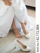 Невеста обувает туфли. Туфли невесты. Сборы невесты. The bride puts on her shoes. Bride's shoes. Bride's preparations. Стоковое фото, фотограф Ольга Митряева / Фотобанк Лори