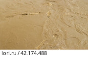 A view from above of the swift, muddy, gurgling water in the river. Flooding. A weather disaster. Natural disasters. Extreme weather. Slow motion. Стоковое видео, видеограф Воловодов Владимир / Фотобанк Лори