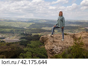Woman on a mountain cliff. Стоковое фото, фотограф Юлия Бабкина / Фотобанк Лори
