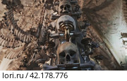 Sedlec, Kutna Hora, Czech Republic - October 17, 2018. Chapel of Skulls: A Solemn Assembly of Bones. Стоковое видео, видеограф Даниил Хабаров / Фотобанк Лори