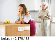 Aggrieved woman having quarrel with her elderly mother. Стоковое фото, фотограф Яков Филимонов / Фотобанк Лори