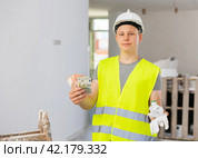 Teenager with bunch of money he earned on first job in building site. Стоковое фото, фотограф Яков Филимонов / Фотобанк Лори