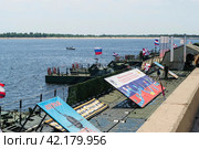 Военные буксирно-моторные катера БМК-15 и паром после перехода длиной 5000км по рекам России, на реке Волга. Волгоград, Центральная набережная, Россия. (2021 год). Редакционное фото, фотограф Андрей Цыганков / Фотобанк Лори