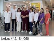 Врачи Балашихинского центра Бубновского на общем фотоснимке в центре Сергей Михайлович Бубновский (2024 год). Редакционное фото, фотограф Дмитрий Неумоин / Фотобанк Лори