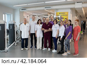 Врачи Балашихинского центра Бубновского на общем фотоснимке в центре Сергей Михайлович Бубновский (2024 год). Редакционное фото, фотограф Дмитрий Неумоин / Фотобанк Лори