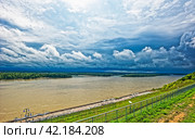 Вид с Нагорного парка на реку Обь и городскую набережную. Город Барнаул. Алтайский край (2023 год). Редакционное фото, фотограф Макаров Алексей / Фотобанк Лори