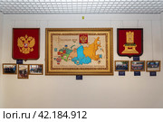 Панно "Традиции духа". Музей фабрики "Торжокские золотошвеи". Торжок, Тверская область (2021 год). Редакционное фото, фотограф Александр Щепин / Фотобанк Лори