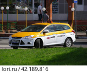 Автомобиль с надписью "Мостакси". Днепропетровская улица. Район Чертаново Центральное. Город Москва (2014 год). Редакционное фото, фотограф lana1501 / Фотобанк Лори
