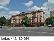 Кирпичное здание 1957 года постройки. Азовская улица, 19. Район Зюзино. Город Москва (2014 год). Редакционное фото, фотограф lana1501 / Фотобанк Лори