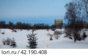 Petrozavodsk, Karelia, Russia 01.22.24 Hotel Karelia. Mouth, floodplain and terraces of the Lososinka River. An icy river under snowdrifts and snow cover. Winter day. Cars drive across the bridge. (2017 год). Редакционное видео, видеограф Юлия Петровская / Фотобанк Лори