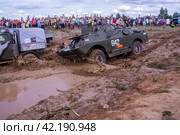Автомобиль преодолевает сложные препятствия. Масштабные спортивные состязания машин по бездорожью "ТВЕРСКОЙ ЗАМЕС: ГОНКА ТИТАНОВ" в "Парке приключений Павлова" в Твери. 12 августа 2022. The car overcomes difficult obstacles. Large-scale sports competitions of off-road cars "TVER KNEADING: RACE OF TITANS" in the "Pavlov Adventure Park" in Tver. August 12, 2022. Редакционное фото, фотограф Мария / Фотобанк Лори