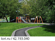 Детская игровая площадка в парке. Район Зюзино. Город Москва (2014 год). Редакционное фото, фотограф lana1501 / Фотобанк Лори