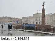 Ненастная весенняя погода в Санкт-Петербурге. На набережных реки Мойки. Синий мост (2017 год). Стоковое фото, фотограф Александр Алексеев / Фотобанк Лори