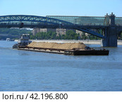 Буксир "Речной-83" толкает сухогрузную баржу. Москва-река. Город Москва (2014 год). Редакционное фото, фотограф lana1501 / Фотобанк Лори