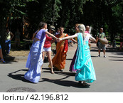 Кришнаиты танцуют на улице. Парк Горького. Москва (2014 год). Редакционное фото, фотограф lana1501 / Фотобанк Лори