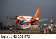 Airliner G-EZFZ of easyJet landing in El Prat Airport (2020 год). Редакционное фото, фотограф Яков Филимонов / Фотобанк Лори