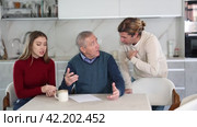 Family members giving advice to old man and discussing inheritance. Family members discussing inheritance. Стоковое видео, видеограф Яков Филимонов / Фотобанк Лори