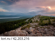 Красивый закат в горах на вершине хребта Зюраткуль. Стоковое фото, фотограф Сергей Егоров / Фотобанк Лори