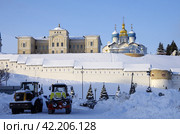 Казанский Кремль зимним днем. Казань, Республика Татарстан, Россия. Тракторы на парковке (2024 год). Редакционное фото, фотограф Natalia Sidorova / Фотобанк Лори