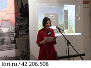 Валентина Ракогон - фестиваль "Поэтическое стояние" В Балашихинской картинной галерее (2024 год). Редакционное фото, фотограф Дмитрий Неумоин / Фотобанк Лори