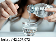 Девушка наливает из бутылки питьевую воду в стеклянный стакан. Стоковое AI-изображение, AI-художник Щеголева Ольга / Фотобанк Лори