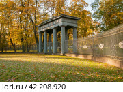 Санкт-Петербург. Царское Село. Триумфальные ворота "Любезным моим сослуживцам" - в память о войне с Наполеоном (2009 год). Редакционное фото, фотограф Александр Алексеев / Фотобанк Лори
