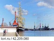 The barque Kruzenshtern at the pier. Quay and ships. Sailboat at the pier. (2022 год). Редакционное фото, фотограф Zima Nadezhda / Фотобанк Лори