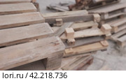 Stacks of wooden pallets. Стоковое видео, видеограф Потийко Сергей / Фотобанк Лори