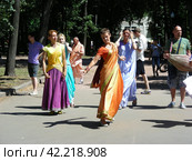 Кришнаиты танцуют на улице. Парк Горького. Москва (2014 год). Редакционное фото, фотограф lana1501 / Фотобанк Лори