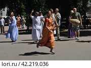 Кришнаиты танцуют на улице. Парк Горького. Москва (2014 год). Редакционное фото, фотограф lana1501 / Фотобанк Лори