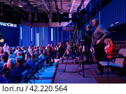 Мужчины операторы снимают концерт в концертном зале. Выставка форум Россия на ВДНХ (2024 год). Редакционное фото, фотограф Терехова Марина / Фотобанк Лори