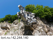 Памятник Ныхас Уастырджи (Георгию Победоносцу), покровителю путников и воинов. Транскавказская магистраль.  Республика Северная Осетия — Алания, Алагирский район (2023 год). Редакционное фото, фотограф Pukhov K / Фотобанк Лори