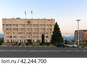 Администрация муниципального образования город Владикавказ на площади Штыба летним вечером. Площадь Штыба. Владикавказ, Северная Осетия, Россия (2023 год). Редакционное фото, фотограф Pukhov K / Фотобанк Лори