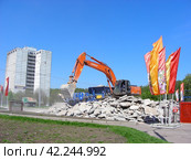 Самоходный комплекс первичного дробления Sandvik Fintec 1107. Реконструкция Гольяновского пруда. Город Москва (2011 год). Редакционное фото, фотограф lana1501 / Фотобанк Лори
