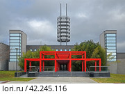 Charles B. Wang Center with 100-foot octagonal pagoda at Stony Brook University in Stony Brook, New York, in Suffolk County, on Long Island, on winter cloudy day (2023 год). Редакционное фото, фотограф Валерия Попова / Фотобанк Лори