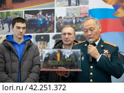 Генеральный директор 345 Механического завода Рустам Мухтарович Гатауллин вручает подарок молодому человеку (2024 год). Редакционное фото, фотограф Дмитрий Неумоин / Фотобанк Лори
