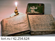 Псалтирь старая, дореволюционная, раскрытая на страницах с псалмами 32, 33, при свете свечи. Стоковое фото, фотограф Владимир Литвинов / Фотобанк Лори