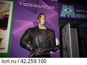Фигура Терминатор в черной кожаной куртке в музее киногероев Movie Art - Санкт-Петербург, Россия, Февраль 2024. Редакционное фото, фотограф Мария L. / Фотобанк Лори