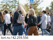 Moscow, Russia - May 3, 2022: Crowd of people on the city street. They crossing the street. Backs and defocused frontal view.сегментация моделирует поведение людей на основании различных ценностей в питании и стиле жизни и презентует идеальные профили. В реальности один потребитель может сочетать в себе черты близких сегментов или демонстрировать менее выраженные признаки, а также принадлежать сегменту в определенный период жизни (например, влюбленность  диета) Редакционное фото, фотограф YuryKara / Фотобанк Лори